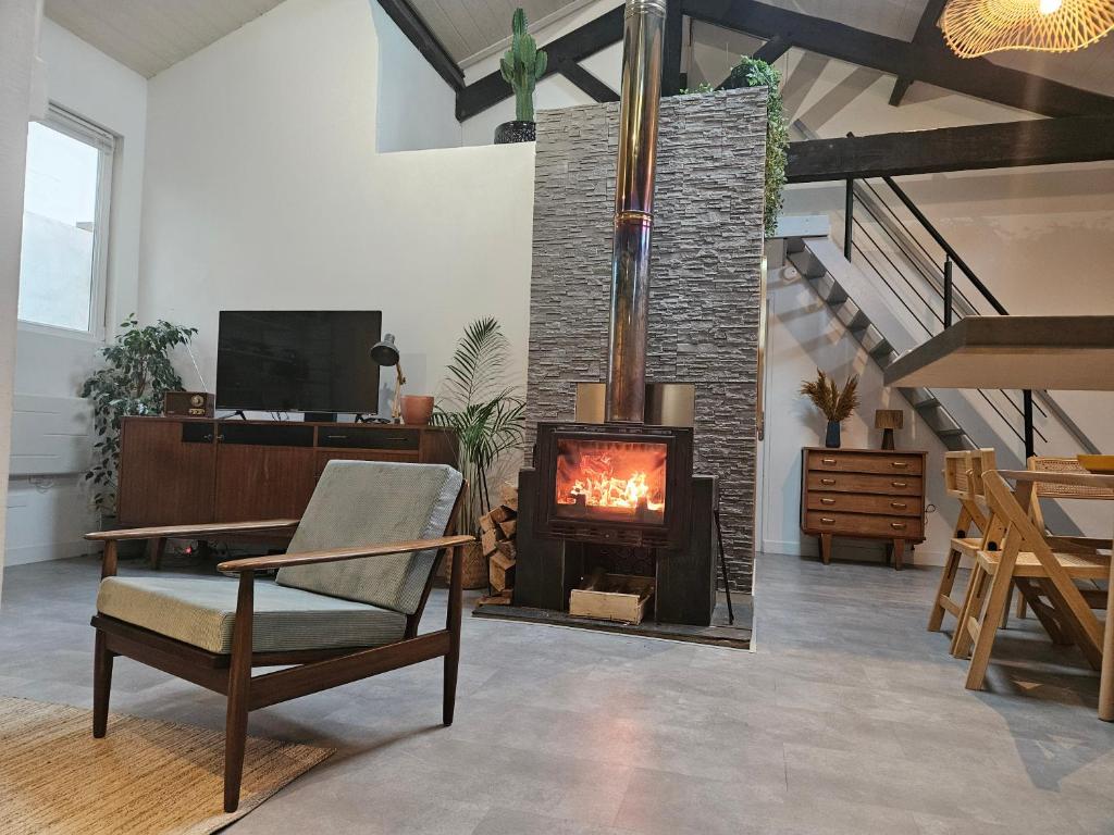 - un salon avec une cheminée et une chaise dans l'établissement Chambre 3 Maison Biarritz proche plage, à Biarritz