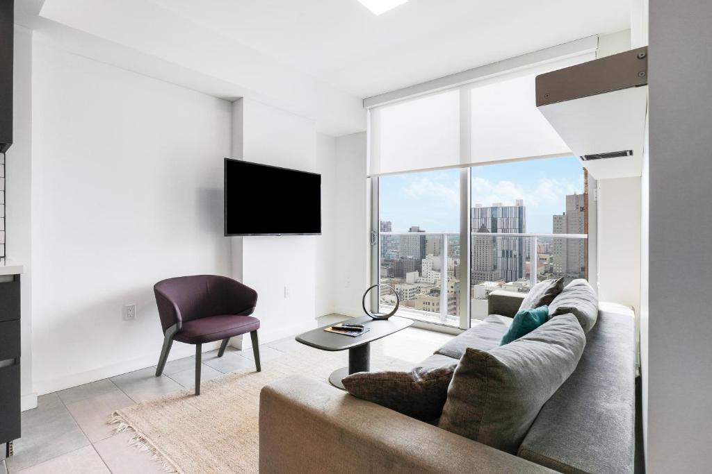 Μια τηλεόραση ή/και κέντρο ψυχαγωγίας στο Luxury Condo w Rooftop Pool & Gym