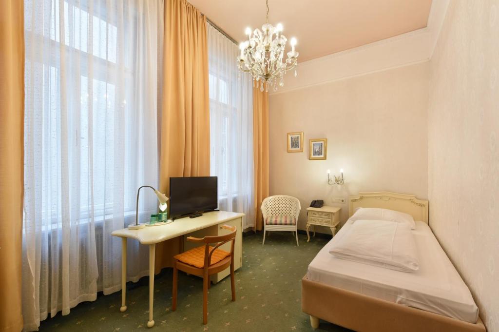 Postel nebo postele na pokoji v ubytování Hotel Pension Baronesse