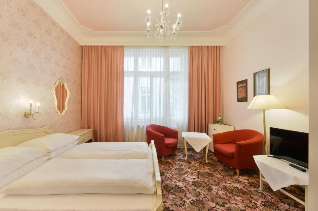 Postel nebo postele na pokoji v ubytování Hotel Pension Baronesse