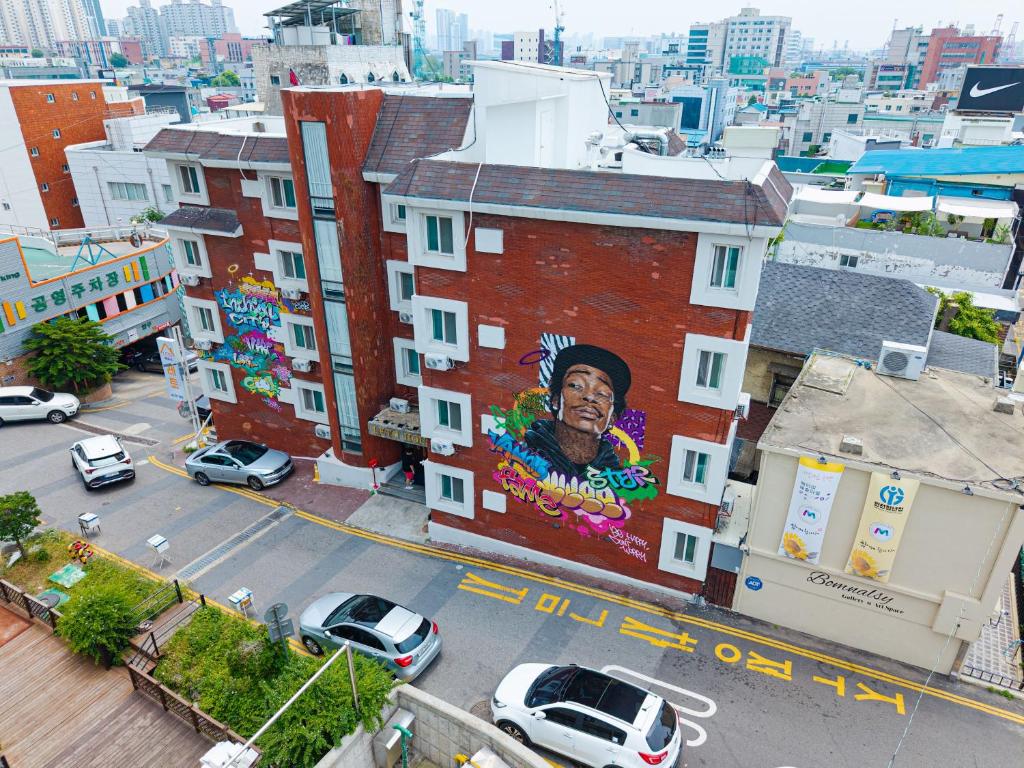 仁川市Reto House的侧面有壁画的建筑