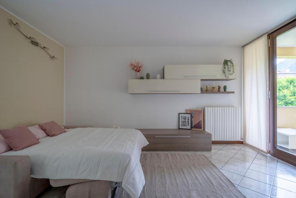 Postel nebo postele na pokoji v ubytování Lake Como 10 min - Terrace with Lake View - Wifi
