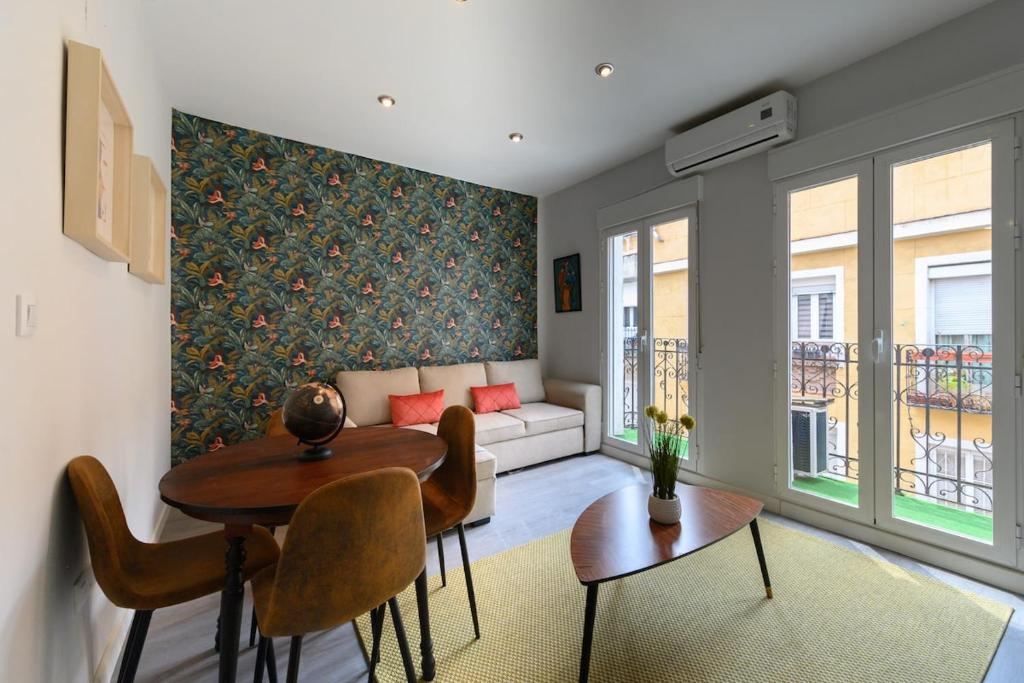 2 bedroom apartment with balcony in Madrid Temporary TEN602