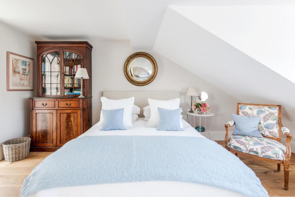 Un dormitorio con una cama grande y una silla. en Cresswell Lodge, en Richmond