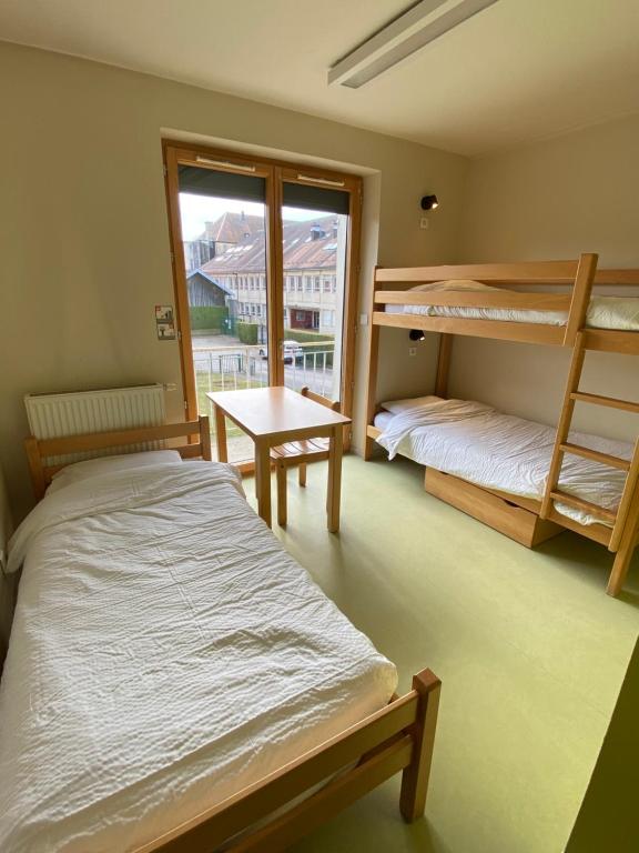 Auberge de Jeunesse HI Pontarlier - Triple Room With Ensuite Shower – Shared Toilets