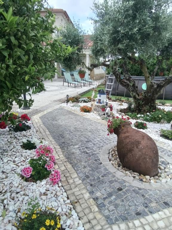 Um jardim no exterior de Casa das Laranjeiras