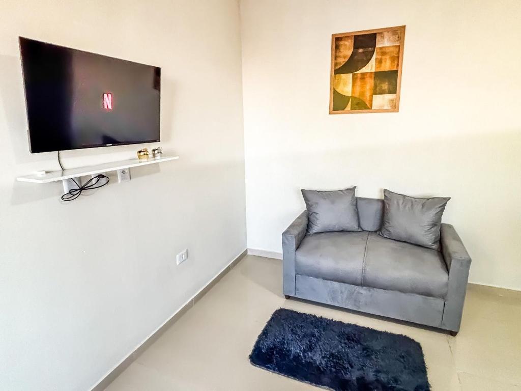 Uma televisão e/ou sistema de entretenimento em Vila Imper Host Balsas- Apês com Wi-fi I A/C a 3 min. do Mix Mateus