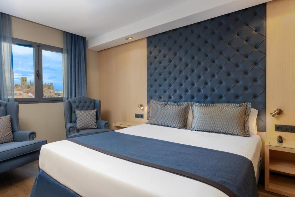 Postel nebo postele na pokoji v ubytování Hotel Pedro I De Aragon 4 Estrellas SUPERIOR