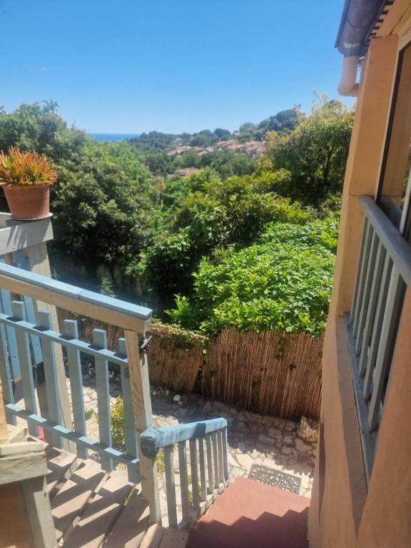 - un balcon offrant une vue sur la rivière dans l'établissement Maison de village vençoise, à Vence