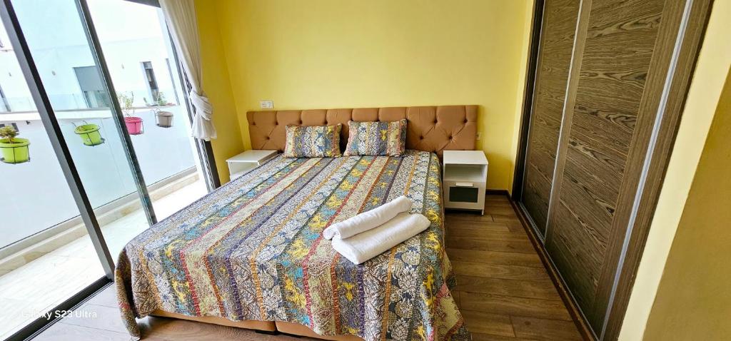 Un dormitorio con una cama con dos toallas encima. en Luxury Pearl of Agadir, en Agadir