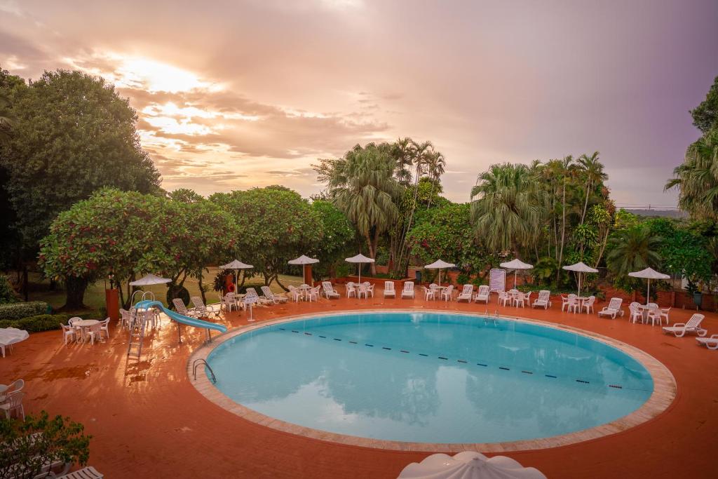 Bazén v ubytování Hotel Deville Express Guaira nebo v jeho okolí