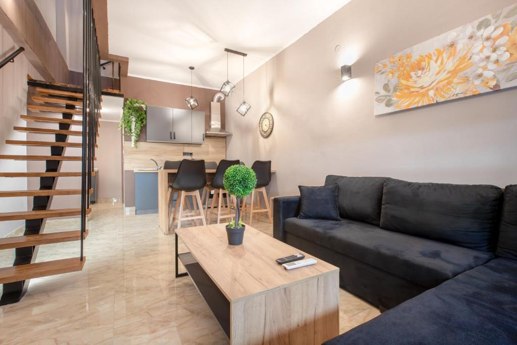 ペフコホリにあるK apartmentsのソファとテーブルのあるリビングルーム