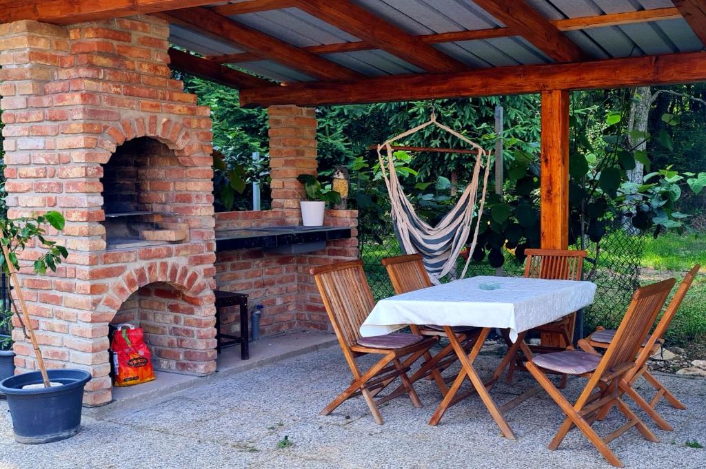 Patio nebo venkovní prostory v ubytování Soba tete Tile - Hiša ob gozdu