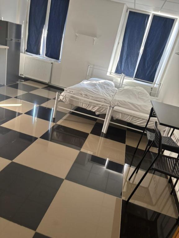 Postel nebo postele na pokoji v ubytování Kőbánya Center Hostel