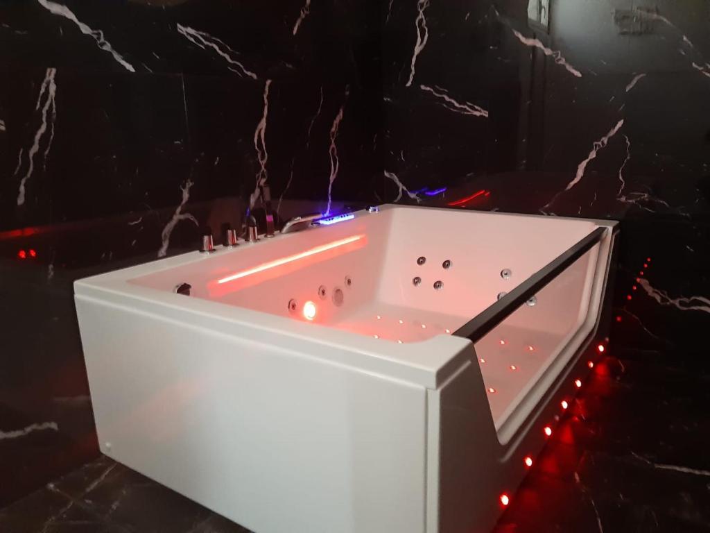 パレルモにあるSuite Nobileの- 白いバスタブ(照明付)