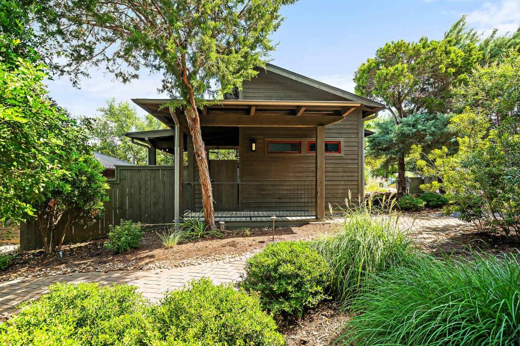 Κήπος έξω από το Cozy Lake Cabin - 1BR Pickleball BBQ & Firepit