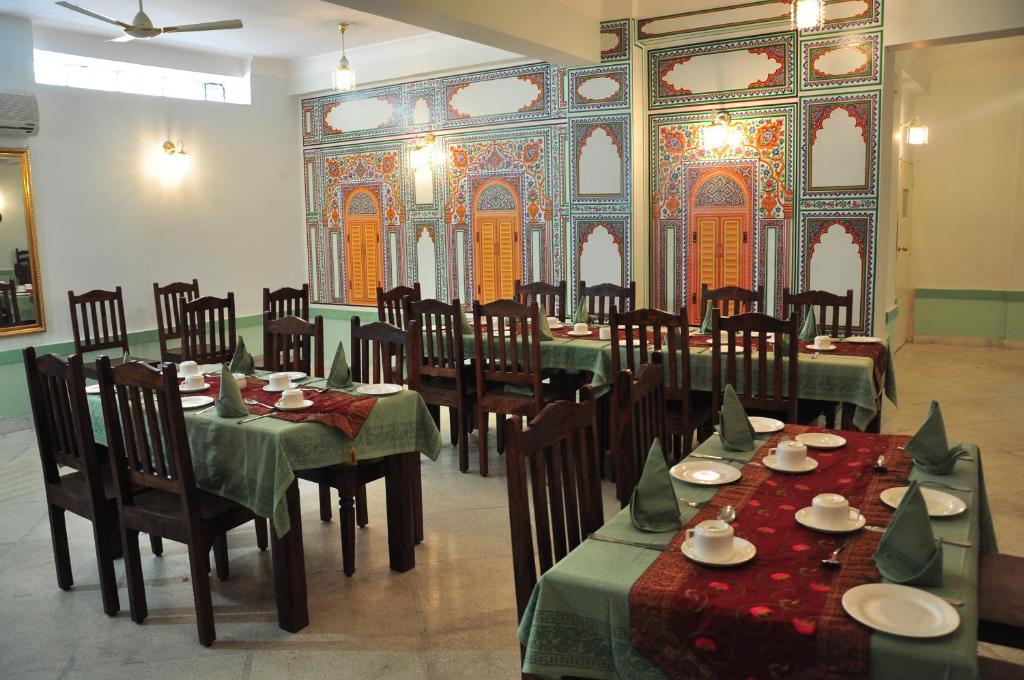 Restaurace v ubytování Rani Mahal Hotel