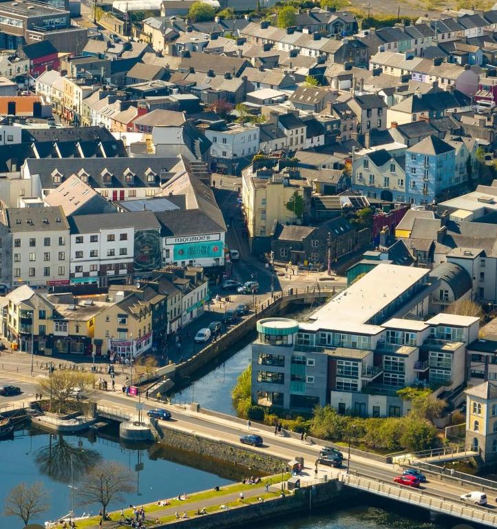 Nespecifikovaný výhled na destinaci Galway nebo výhled na město při pohledu z penzionu