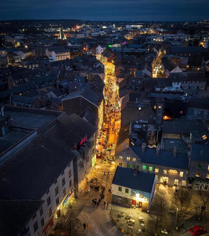 Nespecifikovaný výhled na destinaci Galway nebo výhled na město při pohledu z penzionu