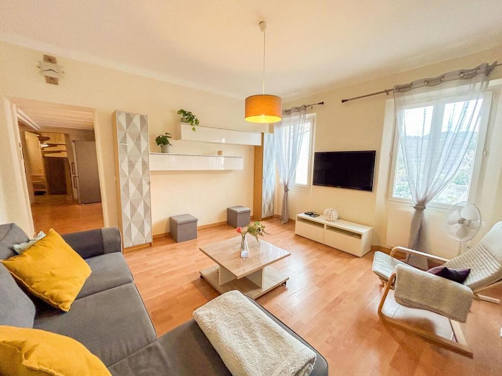 Μια τηλεόραση ή/και κέντρο ψυχαγωγίας στο Duplex centre-ville - Le Beausset