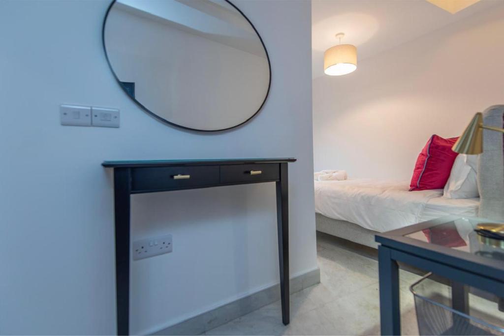 Postel nebo postele na pokoji v ubytování Room in The Heart of Galway