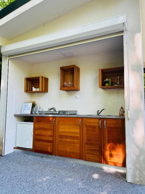 Kuchyň nebo kuchyňský kout v ubytování Glamping Lamperček