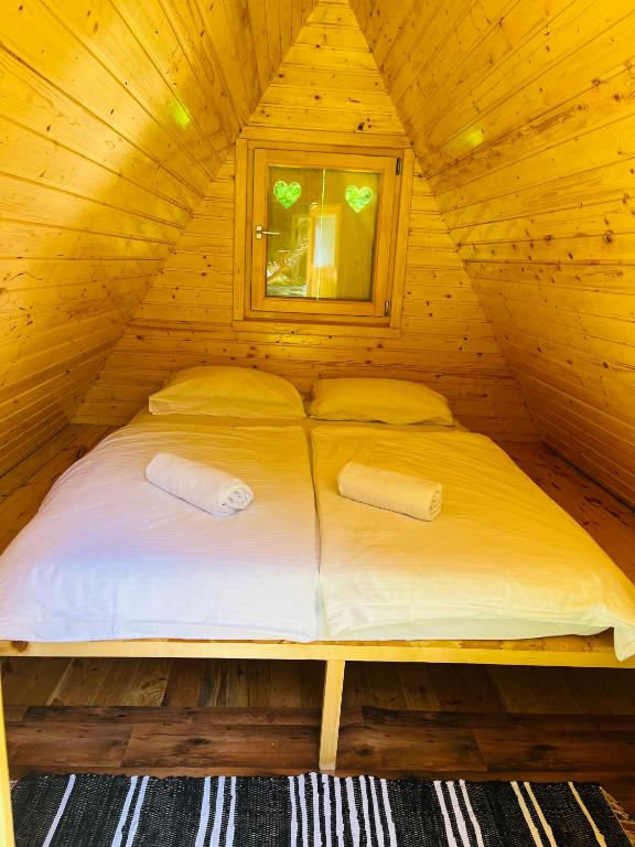 Postel nebo postele na pokoji v ubytování Glamping Lamperček