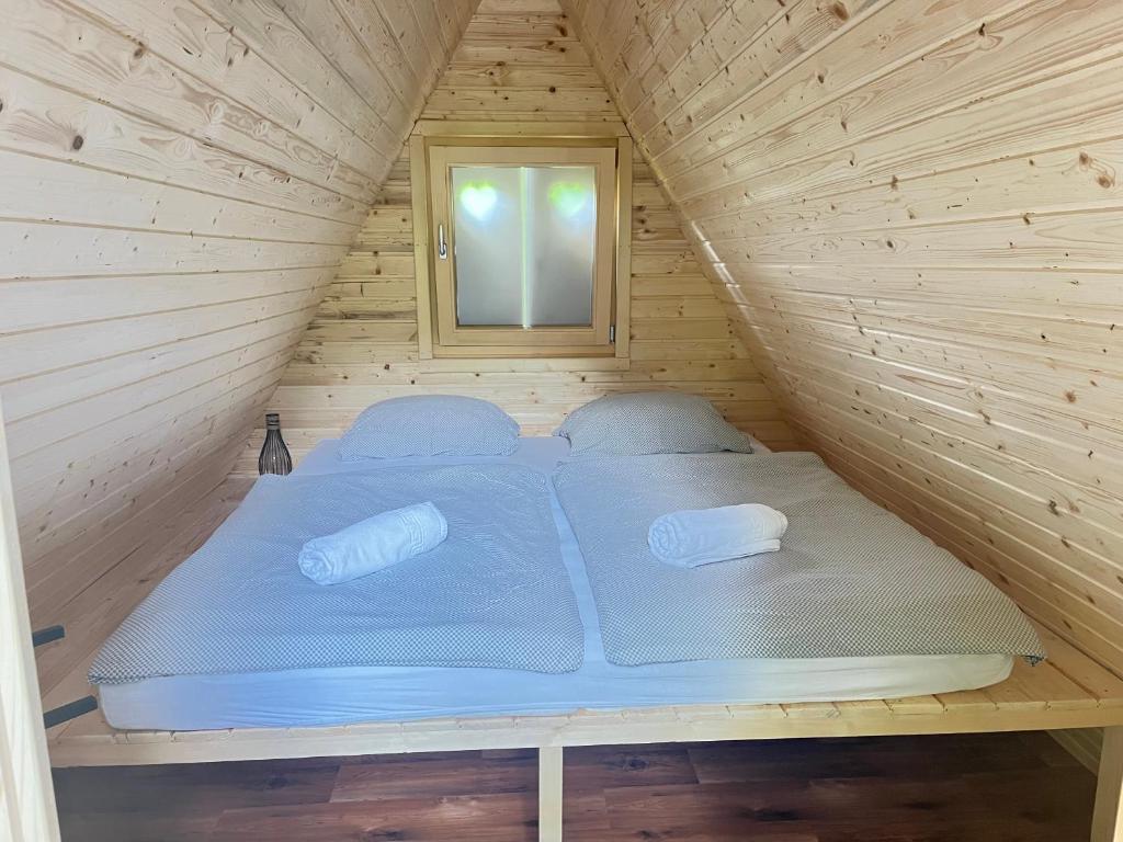 Postel nebo postele na pokoji v ubytování Glamping Lamperček