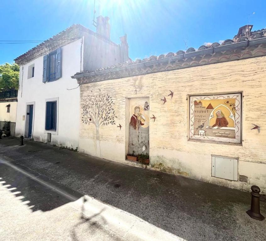 カルカソンヌにあるLa Loge des Rempartsの側面に壁画がある建物