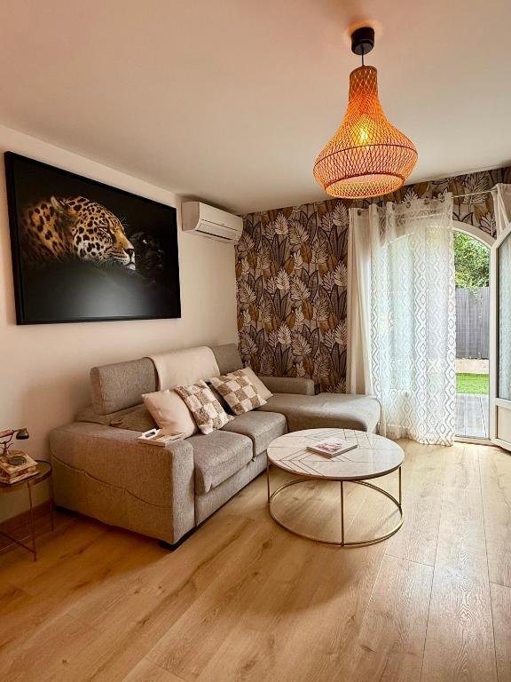 un salon avec un canapé et une table dans l'établissement Magnifique maison 70 m2 Jardin, à Montpellier