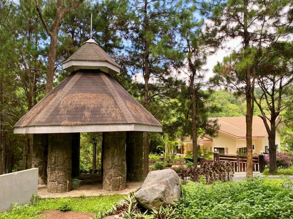 Zahrada ubytování Alpine Villas Greens Staycation at Crosswinds Tagaytay