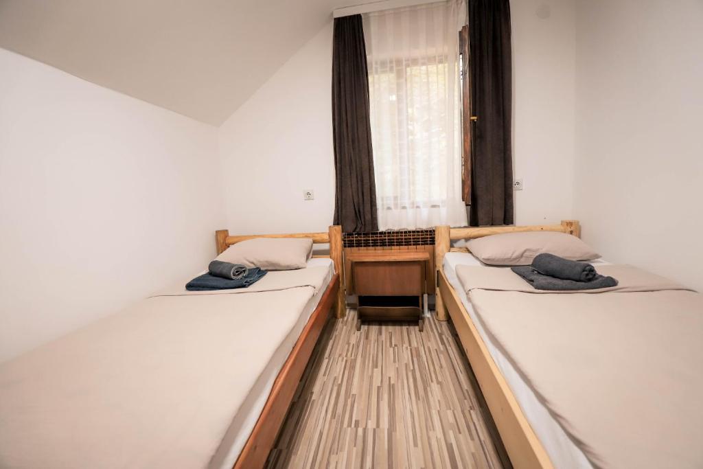 Postel nebo postele na pokoji v ubytování Jaćimov Konak