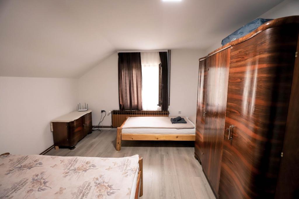 Postel nebo postele na pokoji v ubytování Jaćimov Konak