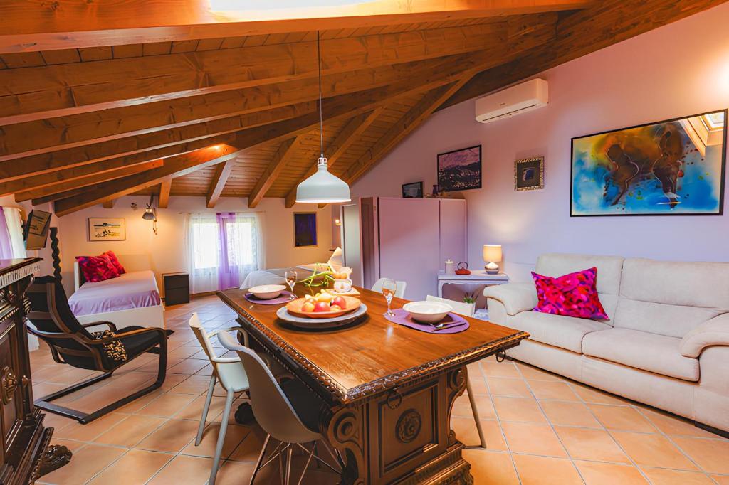 Posezení v ubytování Il Laghello Wood House