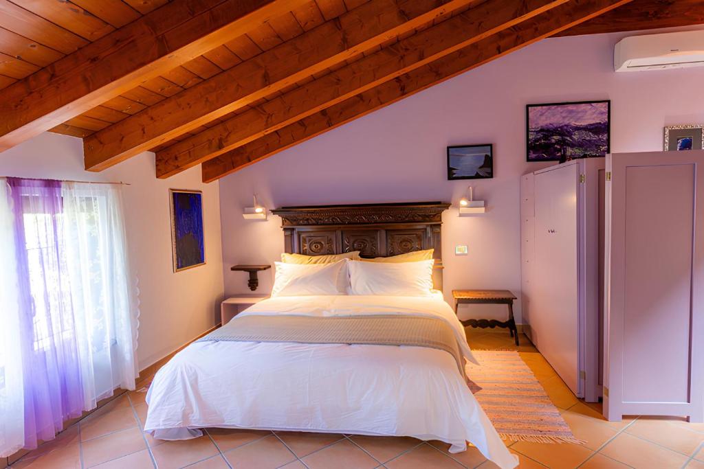 Postel nebo postele na pokoji v ubytování Il Laghello Wood House