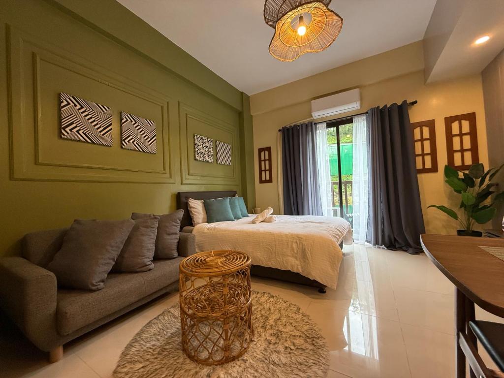 Postel nebo postele na pokoji v ubytování Alpine Villas Greens Staycation at Crosswinds Tagaytay
