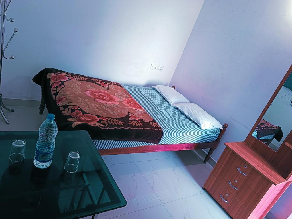 Postel nebo postele na pokoji v ubytování Thekkekara Tourist Home Vagamon