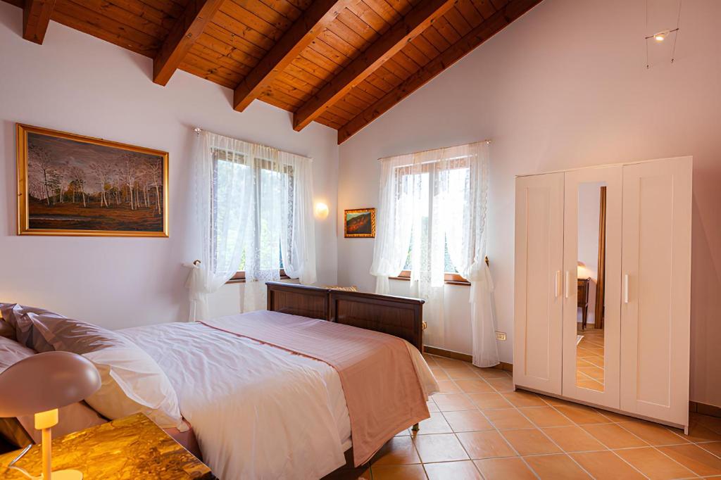Postel nebo postele na pokoji v ubytování Il Laghello Wood House