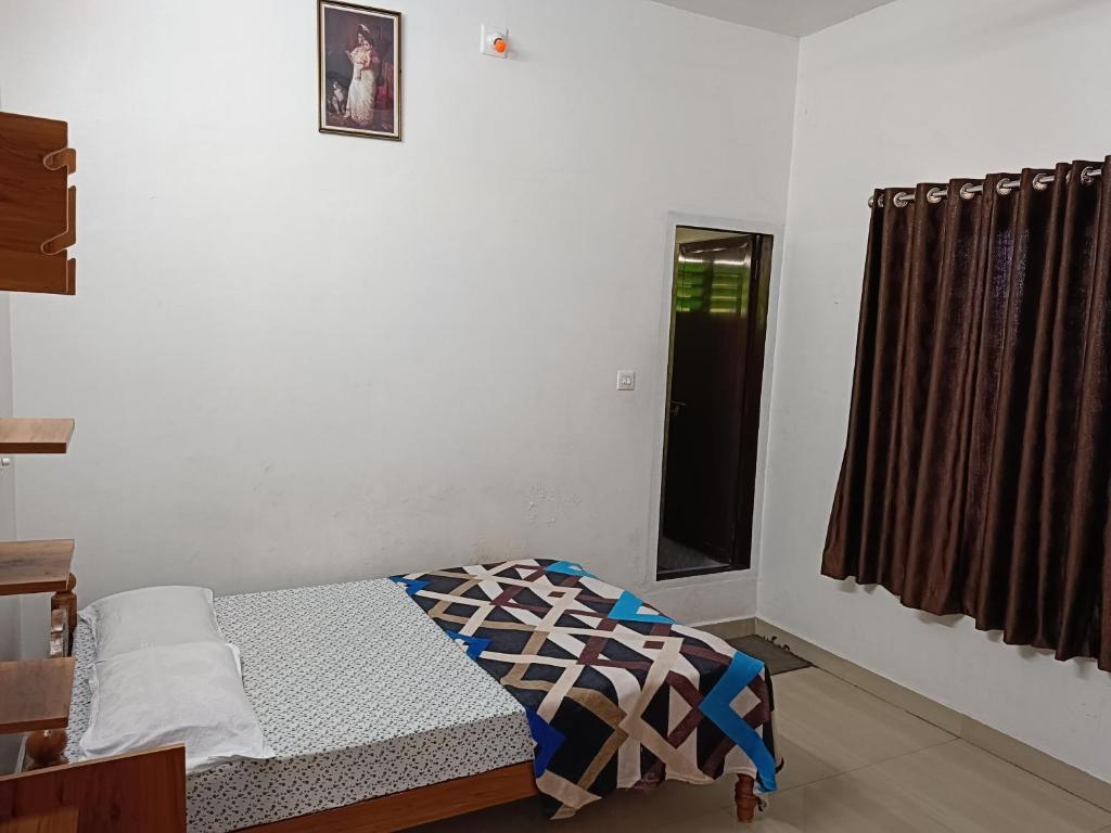 Postel nebo postele na pokoji v ubytování Thekkekara Tourist Home Vagamon