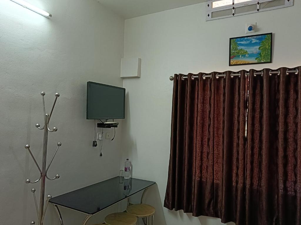 TV a/nebo společenská místnost v ubytování Thekkekara Tourist Home Vagamon