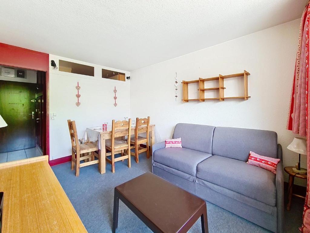un salon avec un canapé et une table dans l'établissement Appartement lumineux au centre, balcon, proche pistes et commerces - FR-1-344-946, aux Menuires