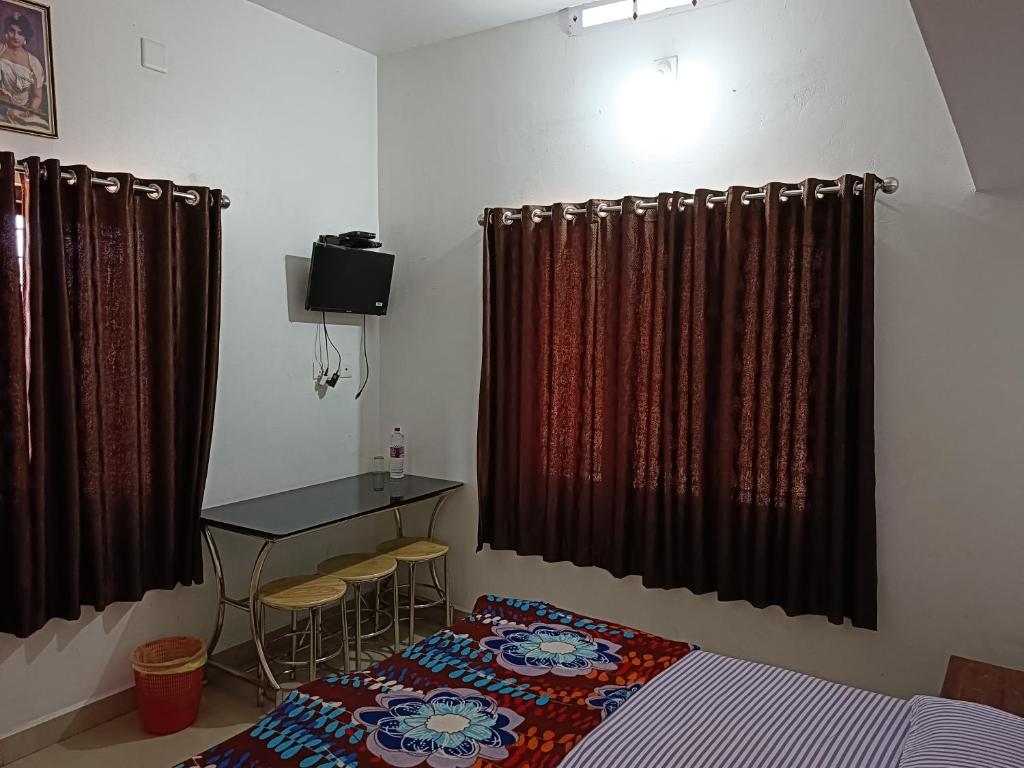 TV a/nebo společenská místnost v ubytování Thekkekara Tourist Home Vagamon