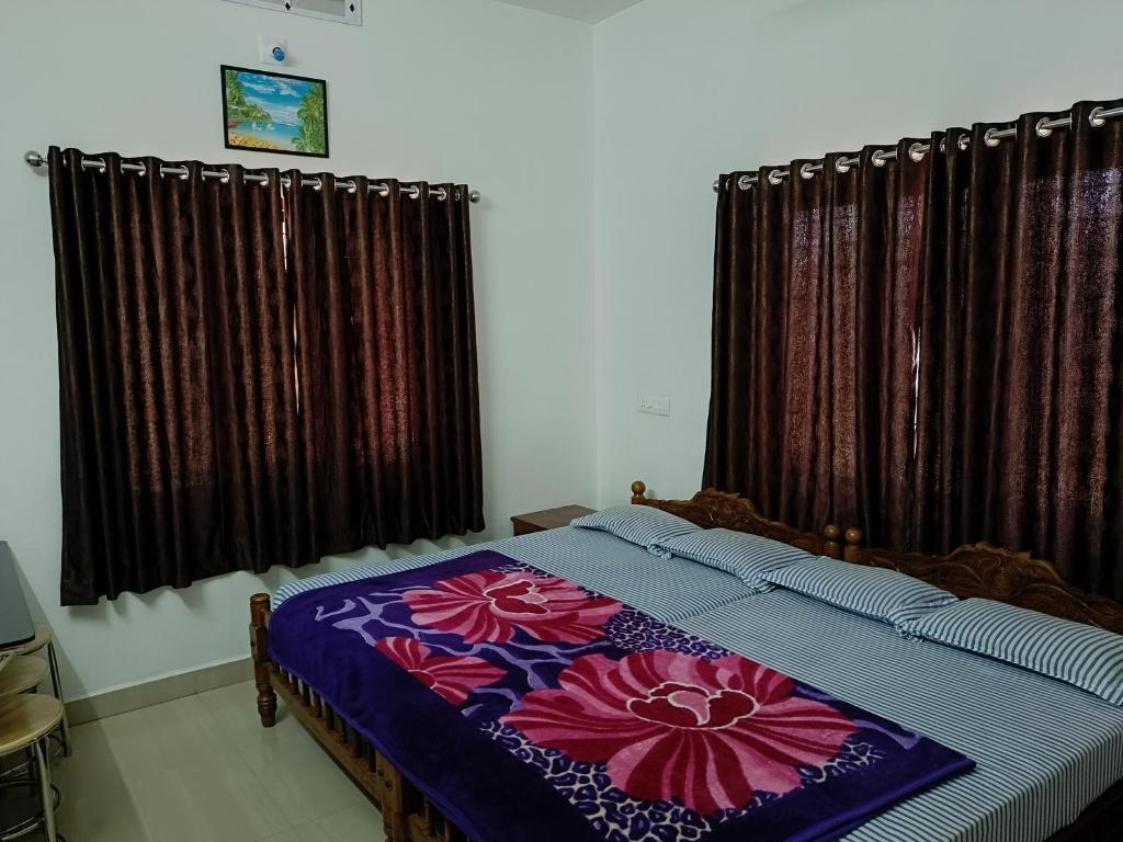 Postel nebo postele na pokoji v ubytování Thekkekara Tourist Home Vagamon