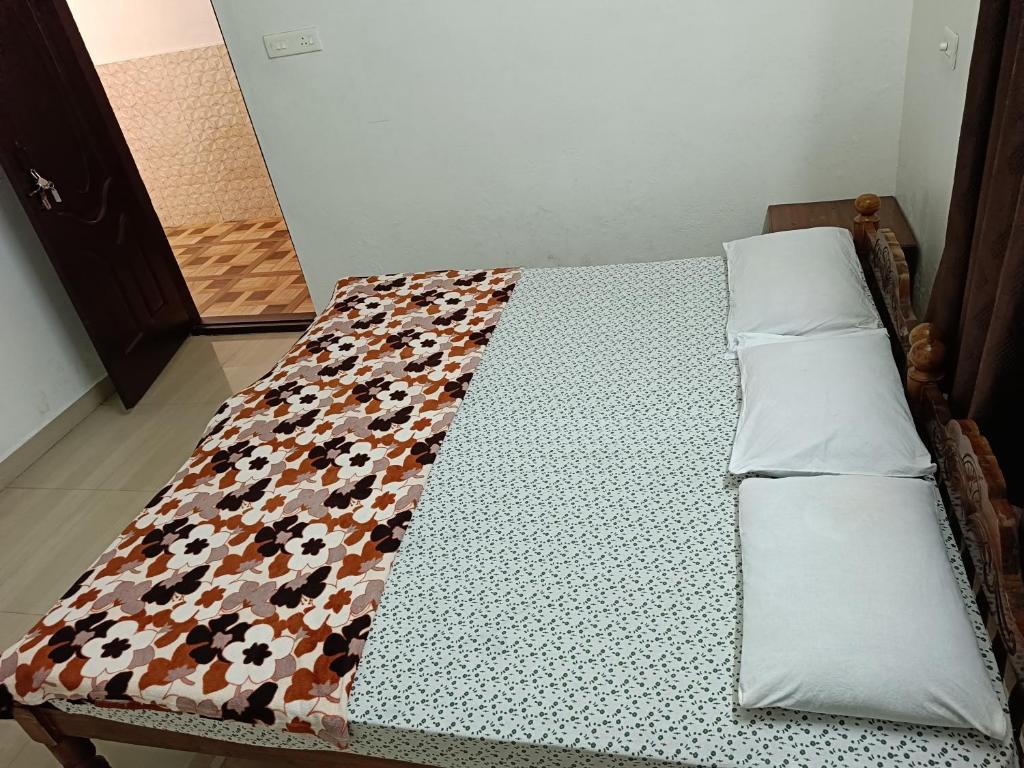 Postel nebo postele na pokoji v ubytování Thekkekara Tourist Home Vagamon
