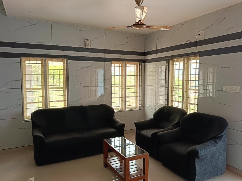 Posezení v ubytování Thekkekara Tourist Home Vagamon