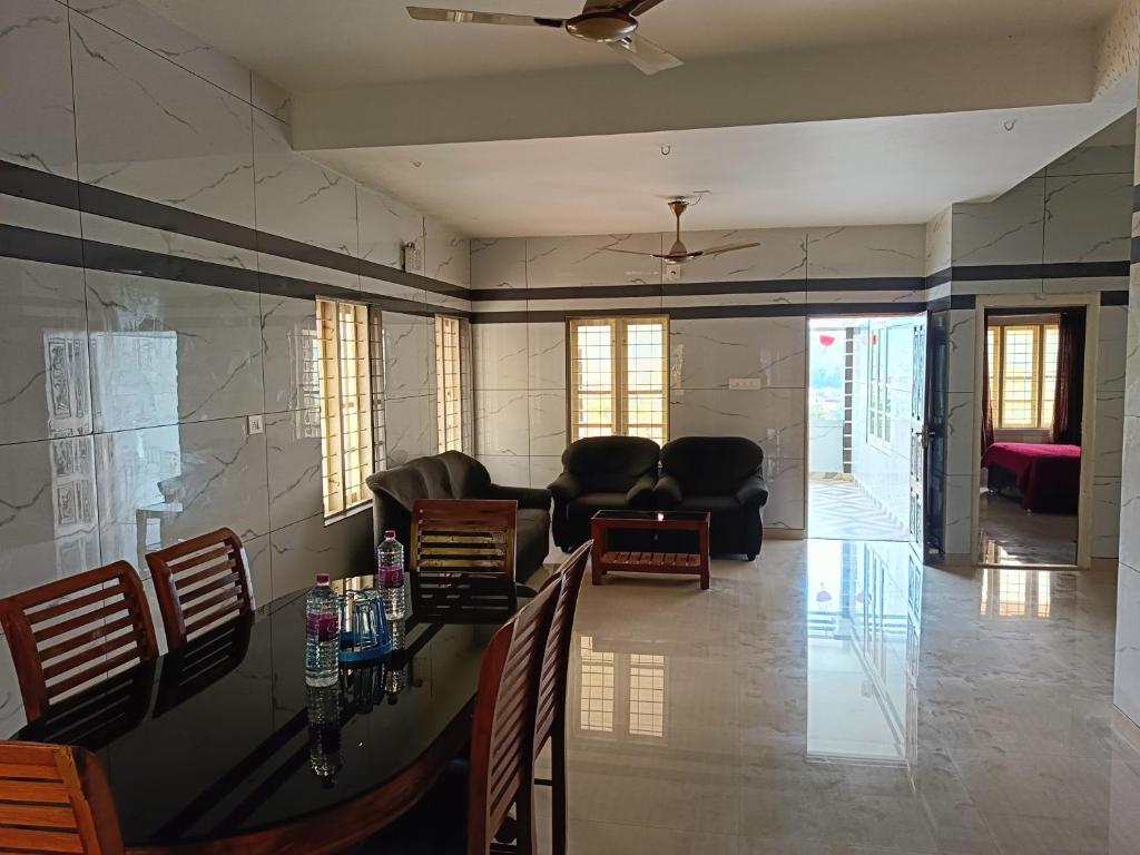 Posezení v ubytování Thekkekara Tourist Home Vagamon