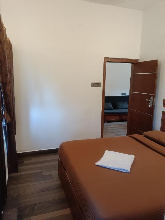 Postel nebo postele na pokoji v ubytování Thekkekara Tourist Home Vagamon