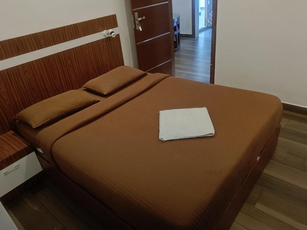 Postel nebo postele na pokoji v ubytování Thekkekara Tourist Home Vagamon
