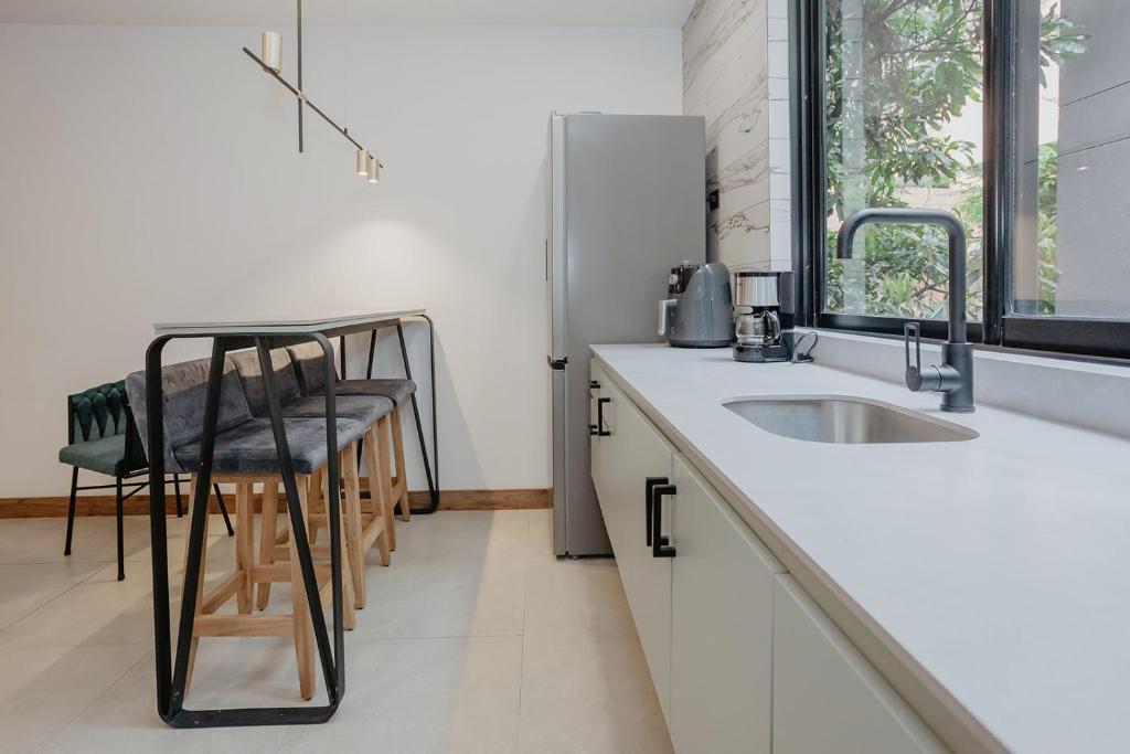 Kuchyň nebo kuchyňský kout v ubytování Nomadic Suites