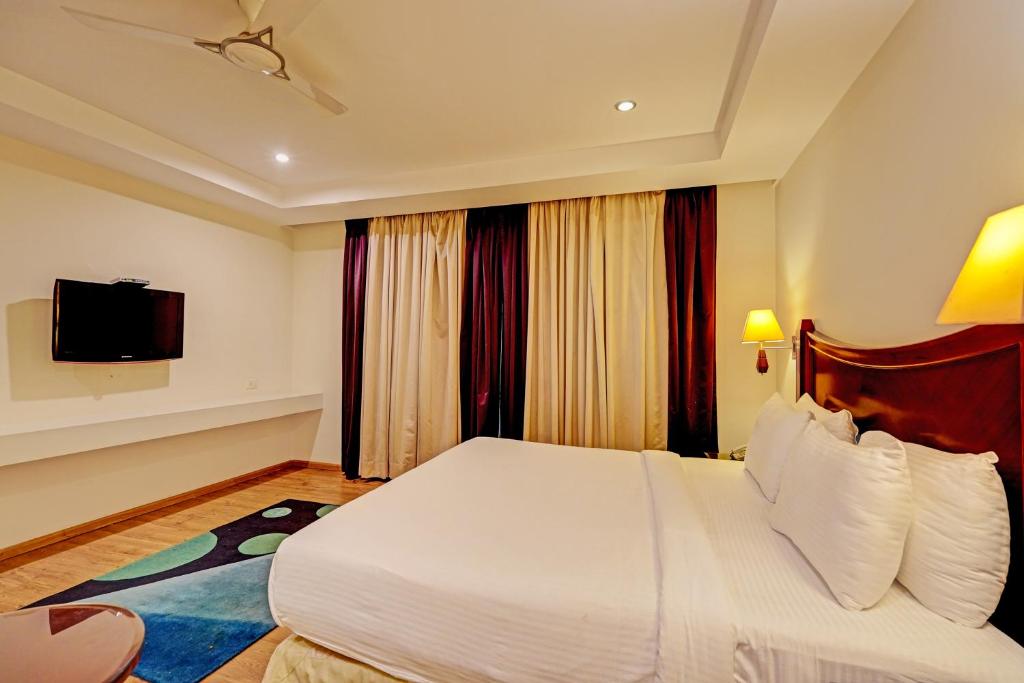 TV a/nebo společenská místnost v ubytování Hotel DSR TARK PLAZA NEAR IGI AIRPORT DELHI